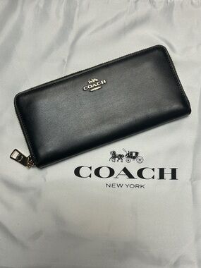 Beautiful Coach Black Leather Zip Wallet